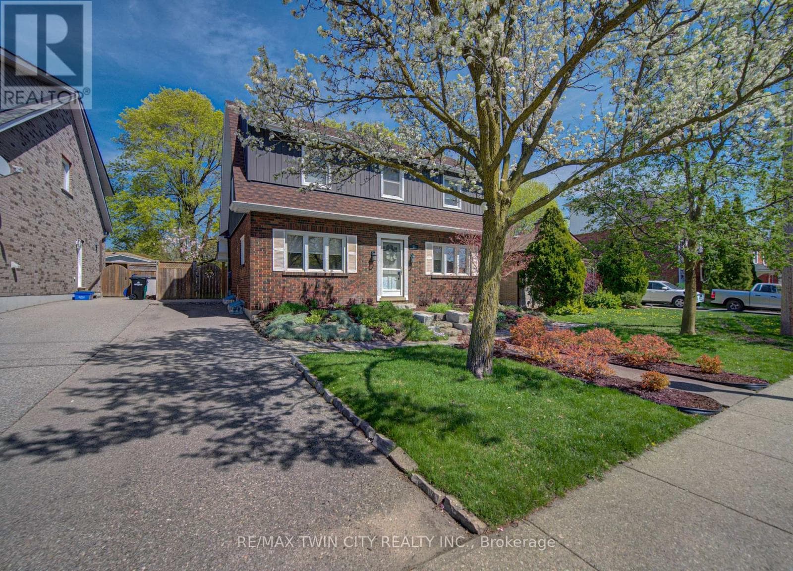 53 LINCOLN AVENUE, Toronto — photo 3