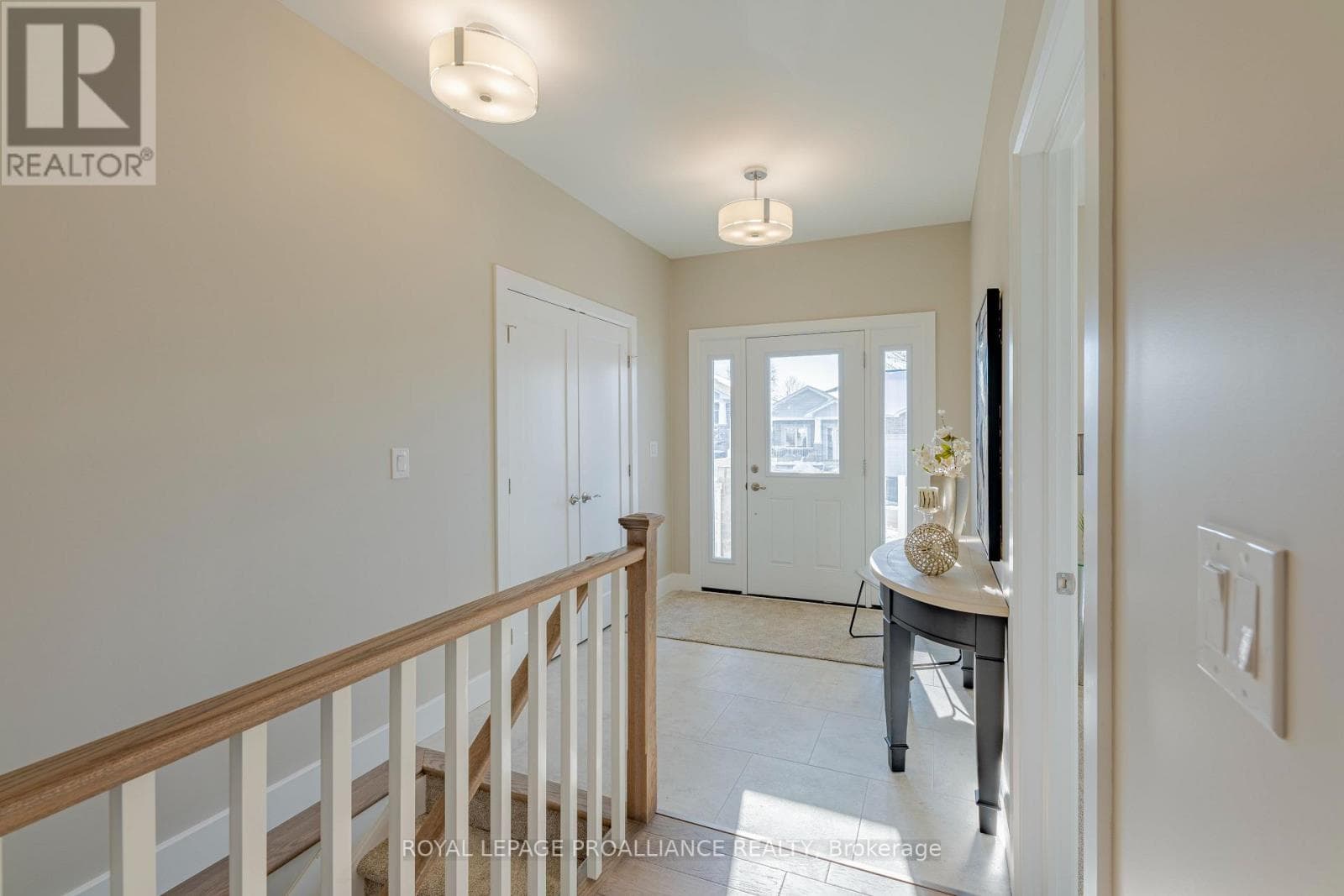 31 DOUGLAS MARSHALL CRESCENT, Rideau St.Lawrence