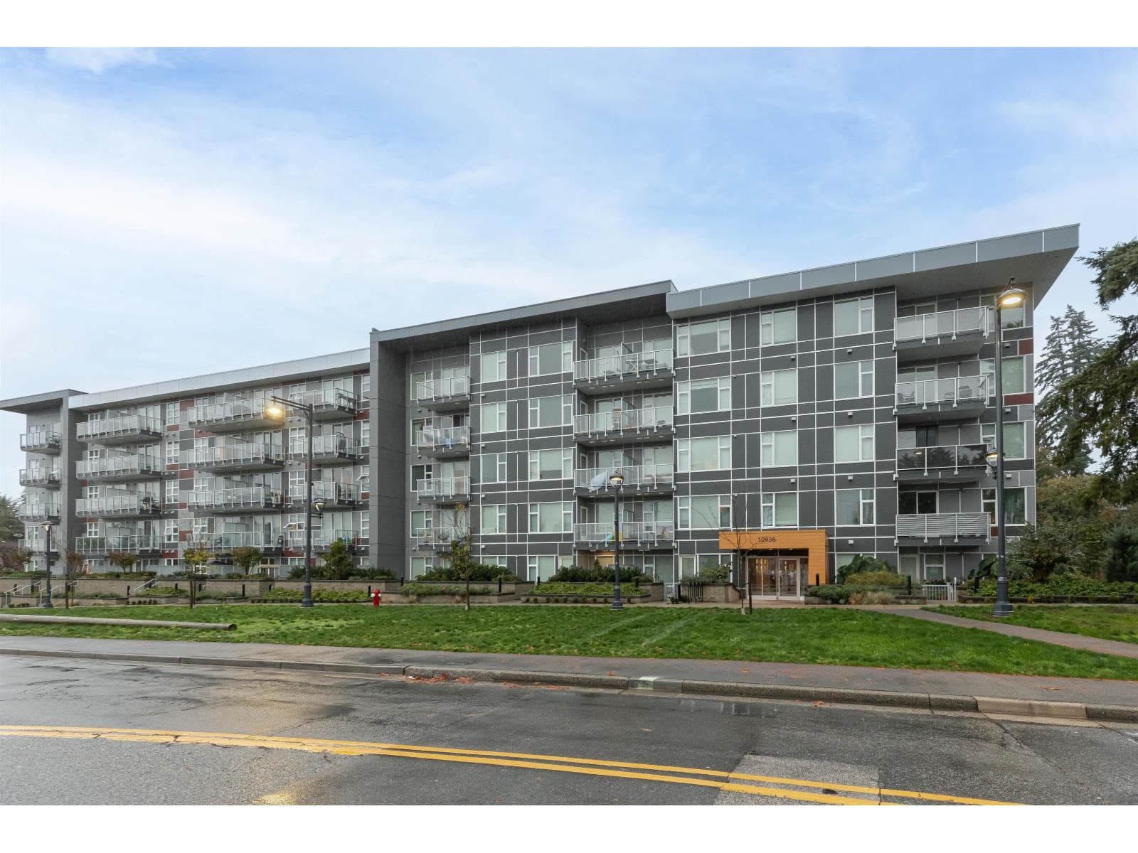 406 10838 WHALLEY BOULEVARD, Fraser Valley — photo 2