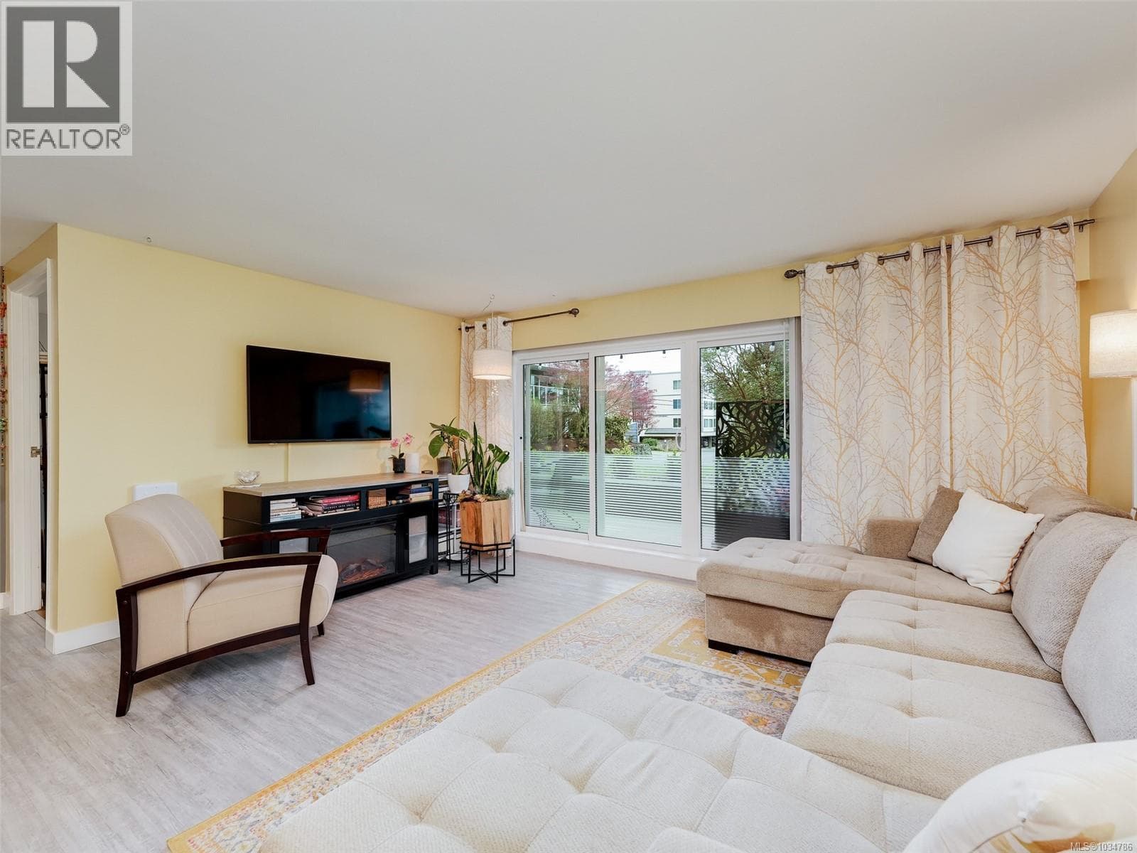 102 3277 Quadra St, Victoria — photo 2