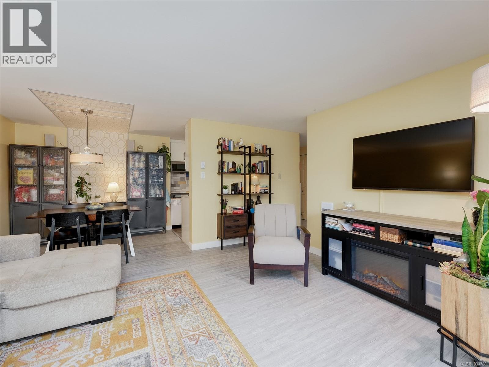 102 3277 Quadra St, Victoria — photo 3