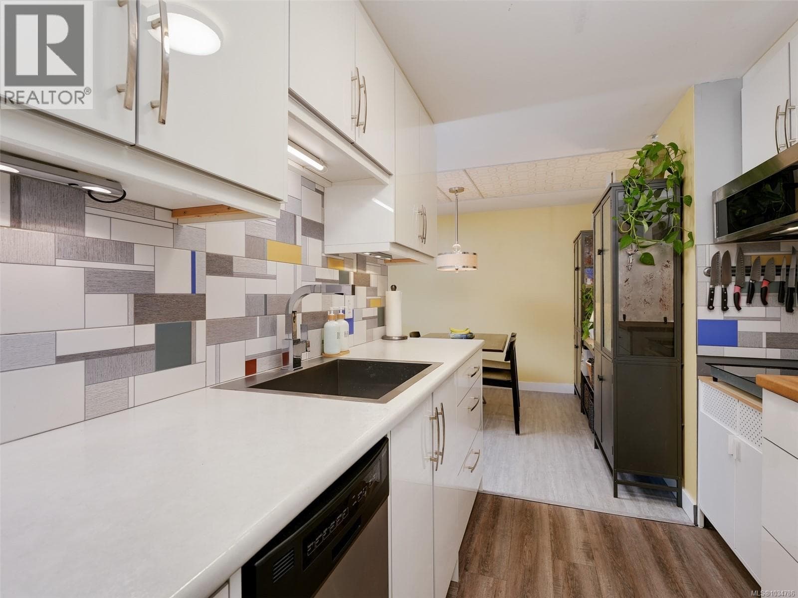 102 3277 Quadra St, Victoria — photo 5