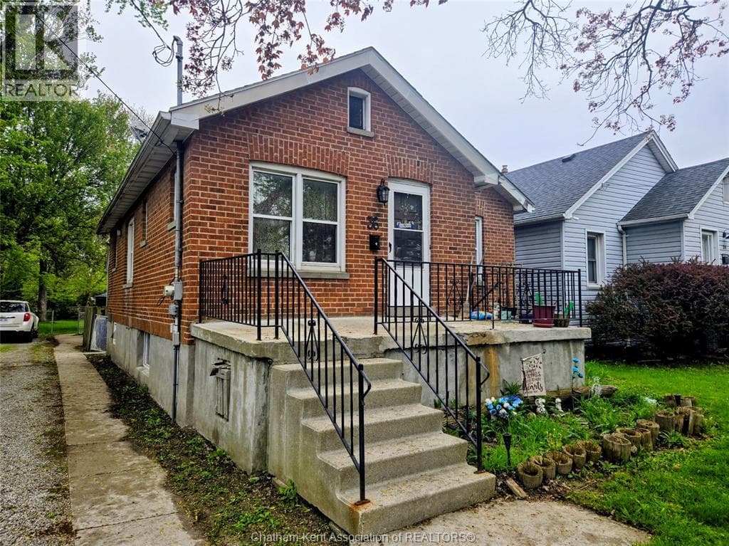 36 McNaughton Ave E AVENUE, Chatham Kent — photo 2
