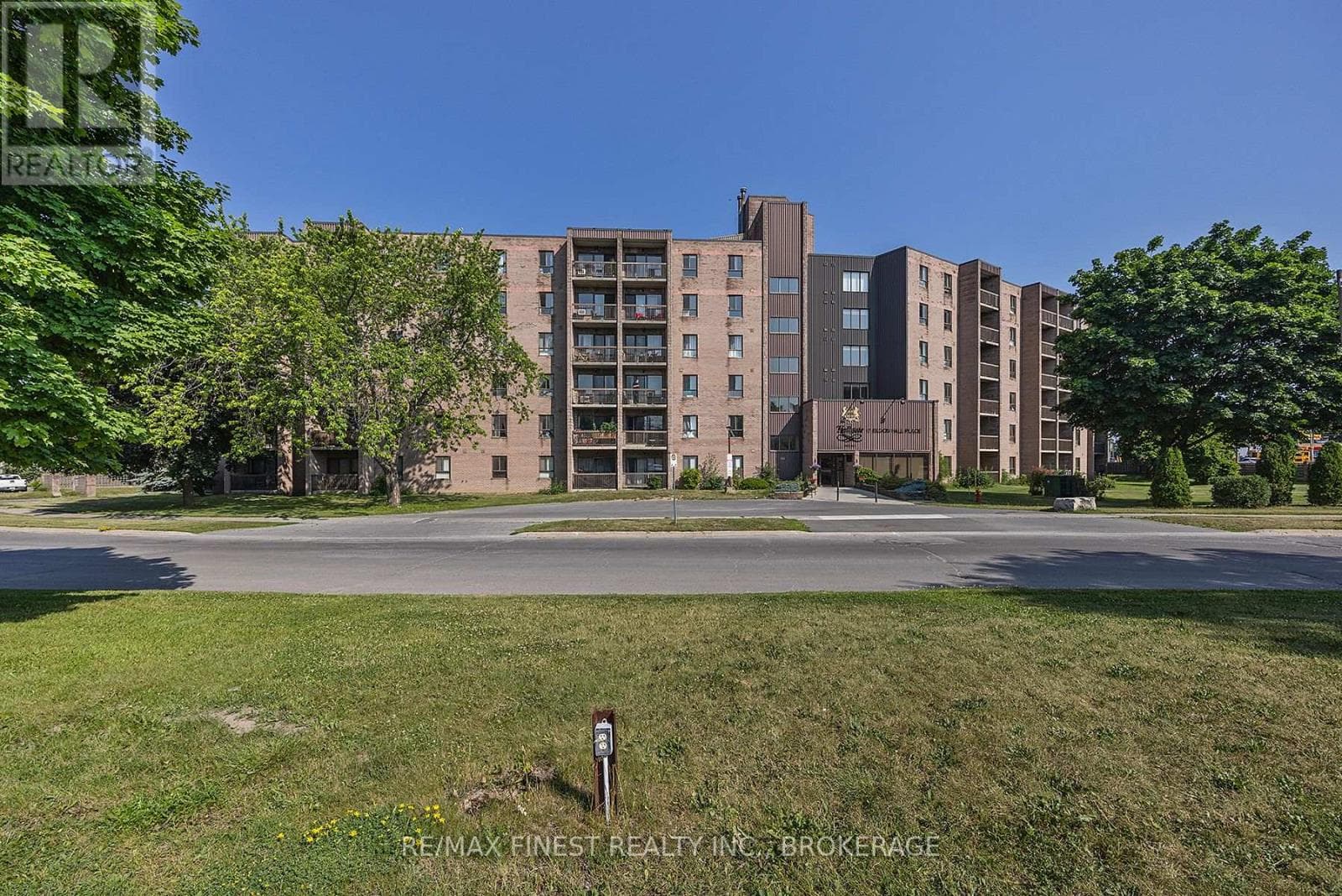414 - 17 ELDON HALL PLACE in Polson Park