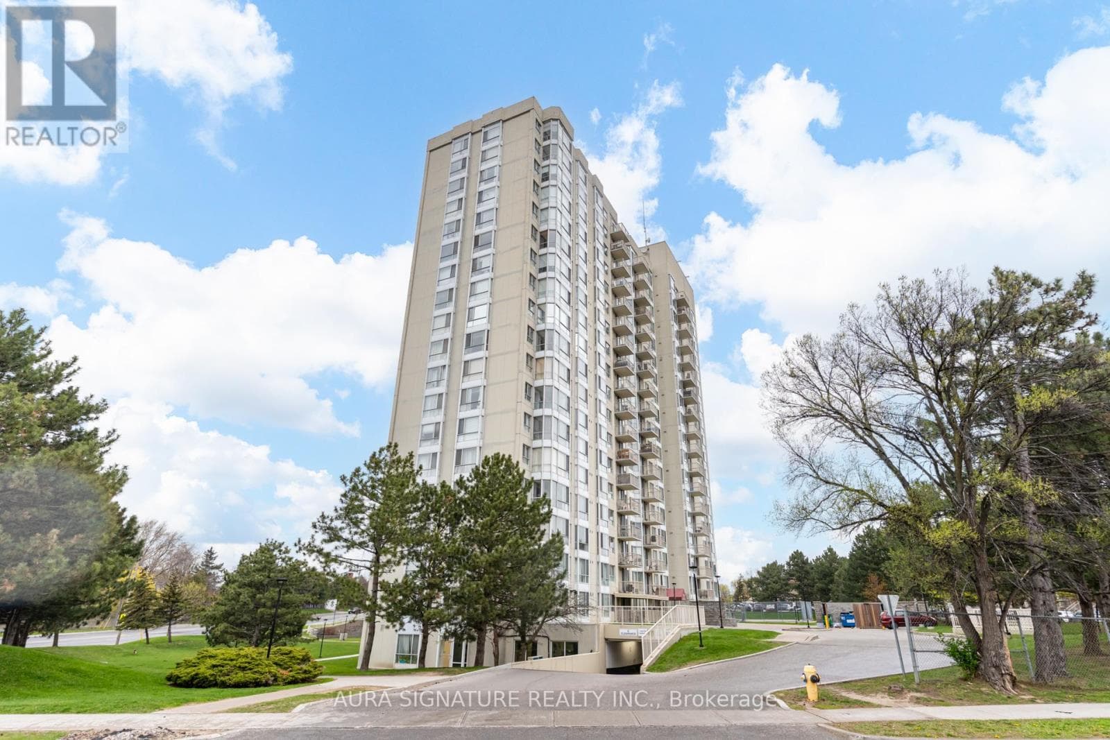 401 - 3077 WESTON ROAD in Pelmo Park-Humberlea