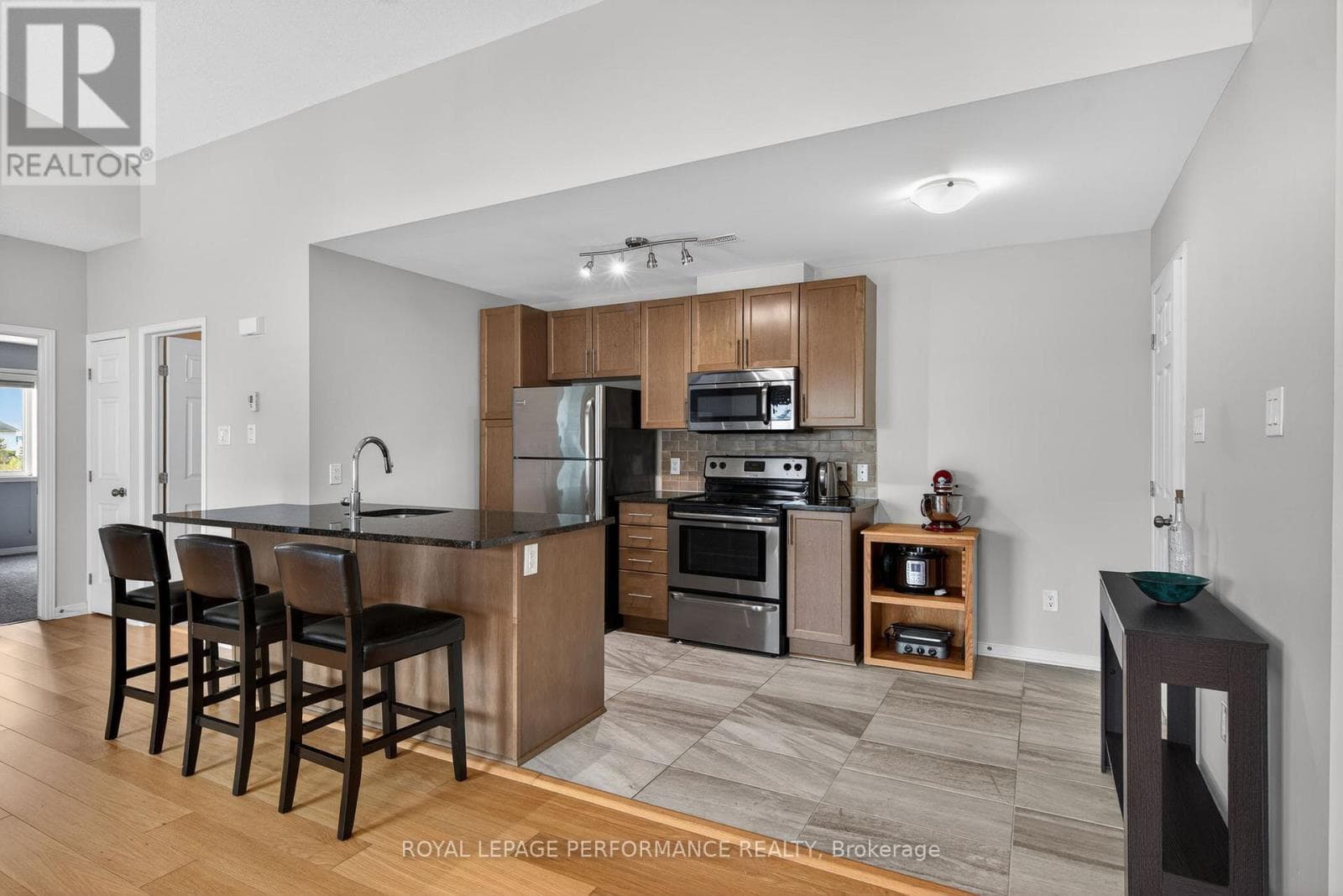 104 STERNES DES PRIVATE, Ottawa — photo 4
