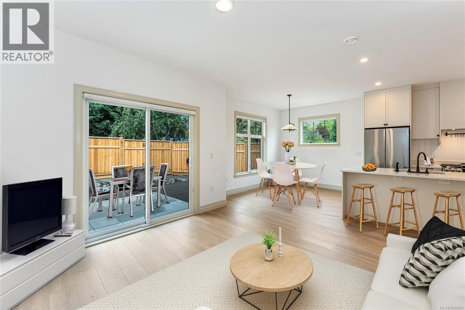 3 3098 WASHINGTON AVENUE, Victoria — photo 2