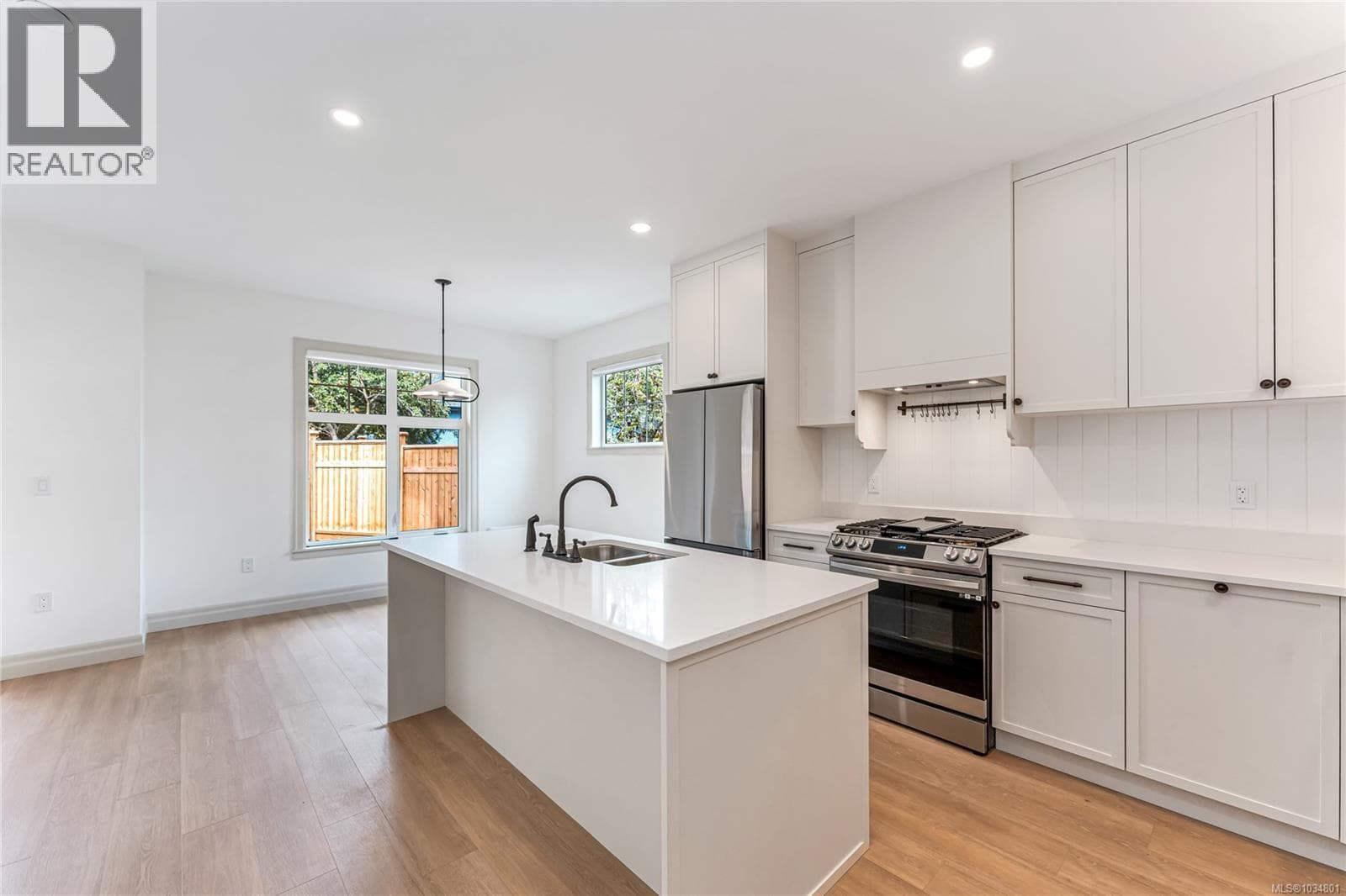 3 3098 WASHINGTON AVENUE, Victoria — photo 3