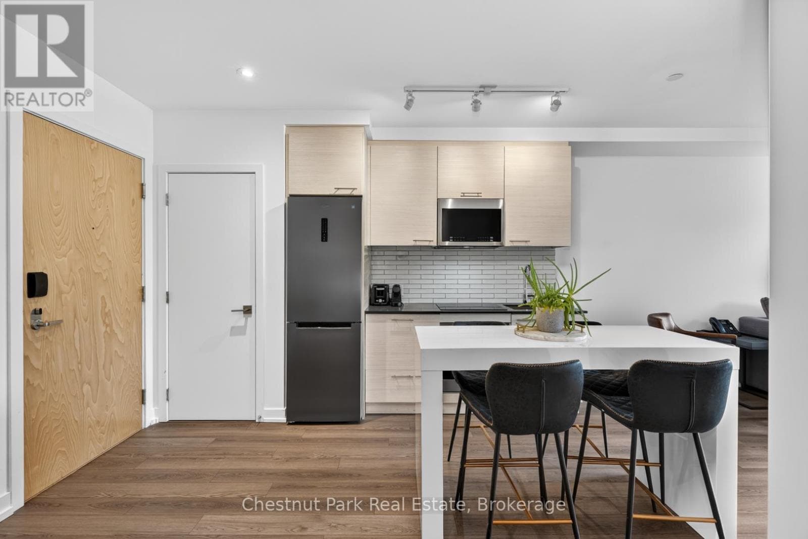 210 - 120 CARRICK TRAIL, OnePoint — photo 5