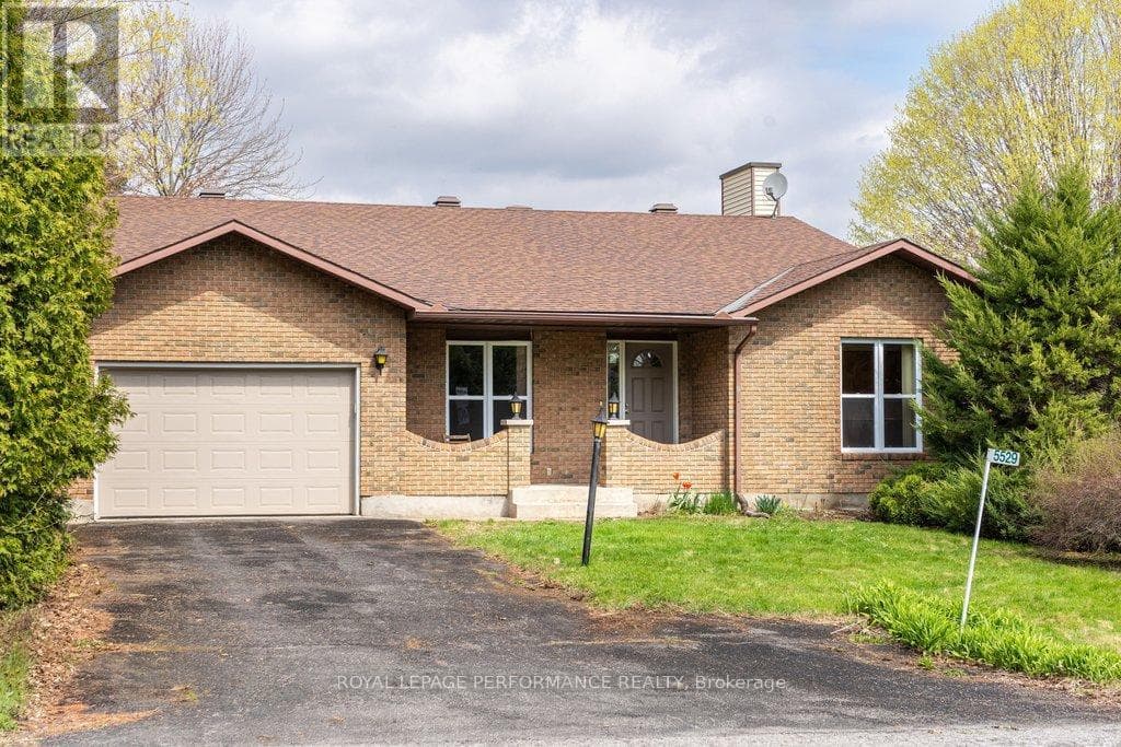 5529 WOODEDEN DRIVE in MANOTICK