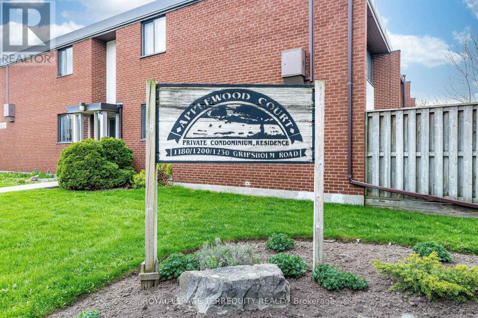 15 - 1230 GRIPSHOLM ROAD in Applewood