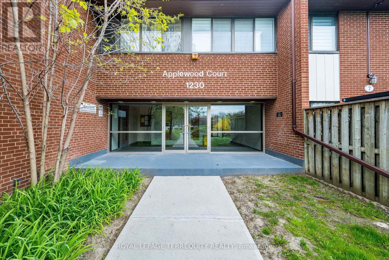 15 - 1230 GRIPSHOLM ROAD, Toronto — photo 2