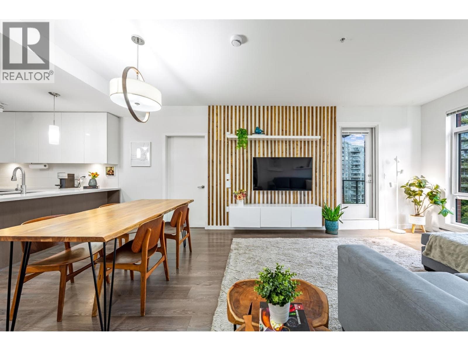 328 22 E ROYAL AVENUE in Glenbrooke South
