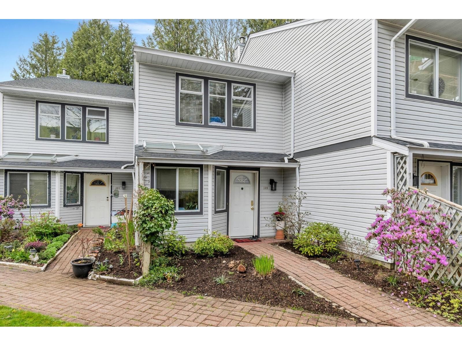 109 13843 100 AVENUE in Whalley