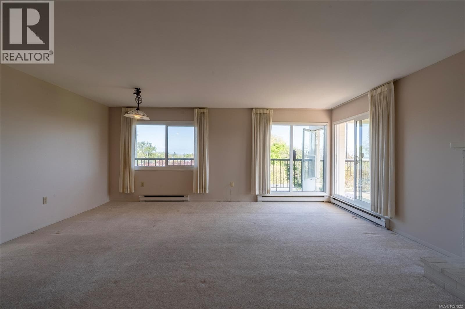 402 2323 Hamiota St, Victoria — photo 4