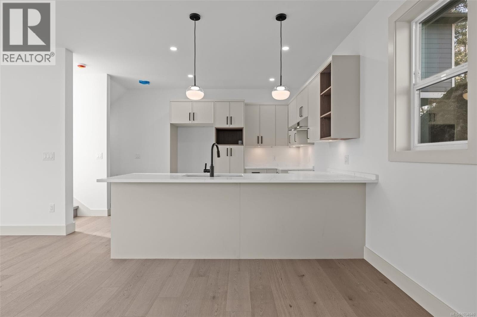 1 571 Bezanton Way, Victoria — photo 4