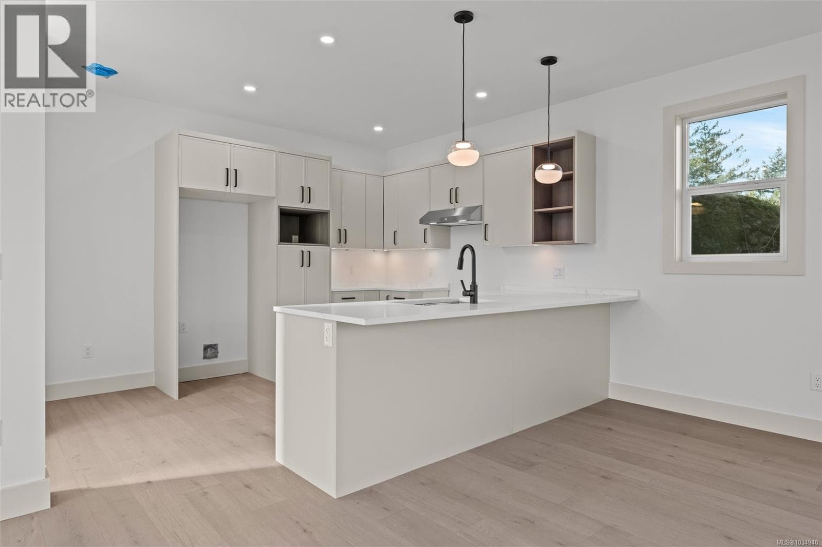 1 571 Bezanton Way, Victoria — photo 3