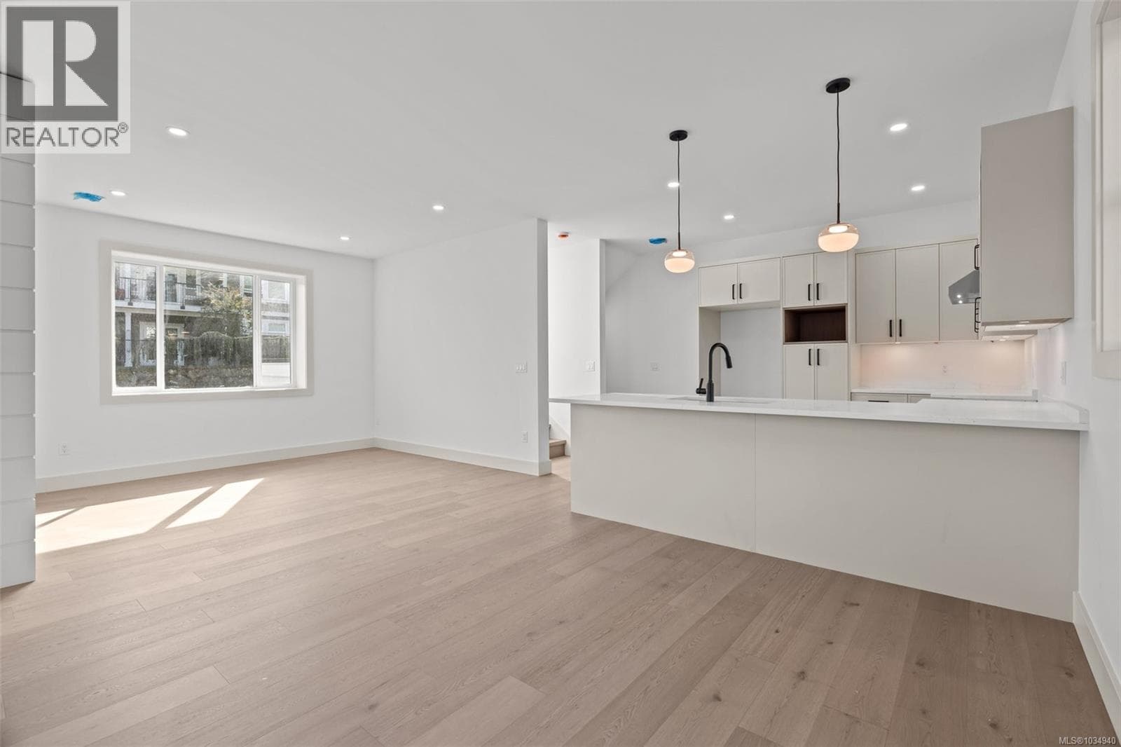 1 571 Bezanton Way, Victoria — photo 5