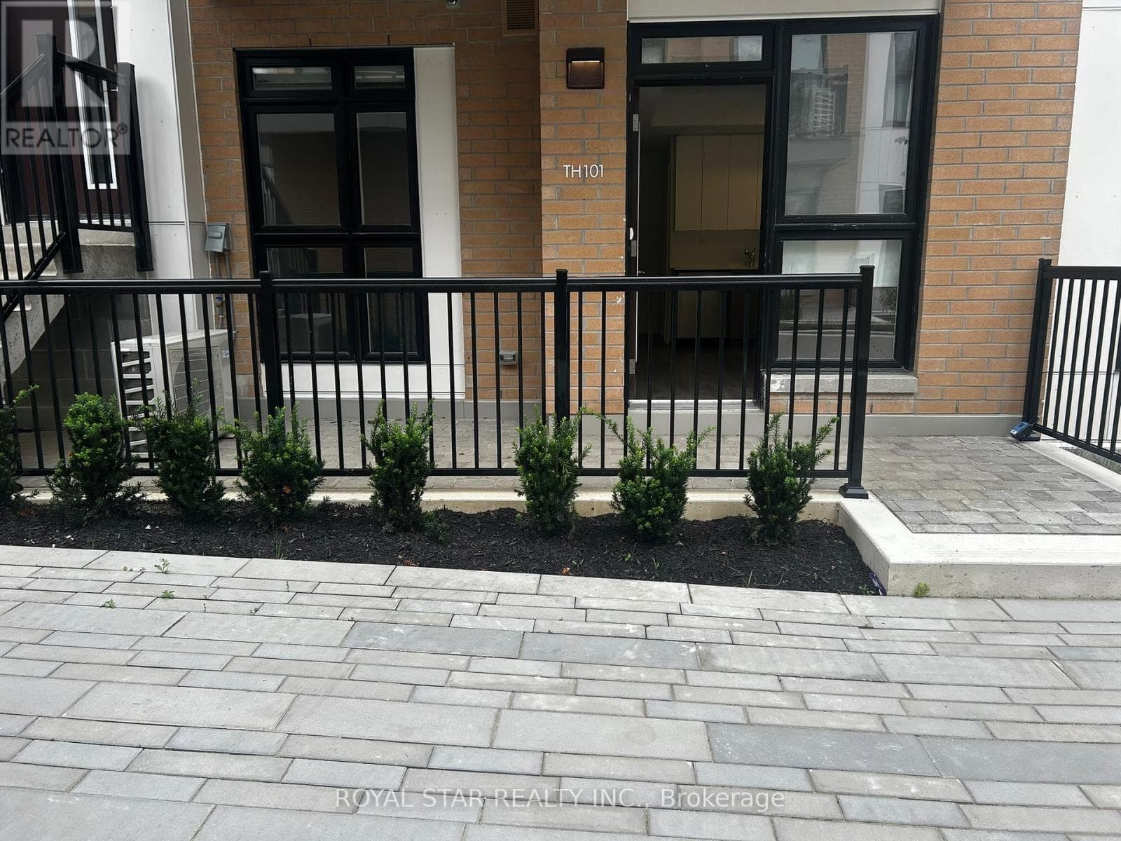 Q101 - 155 CANON JACKSON DRIVE, Toronto — photo 2