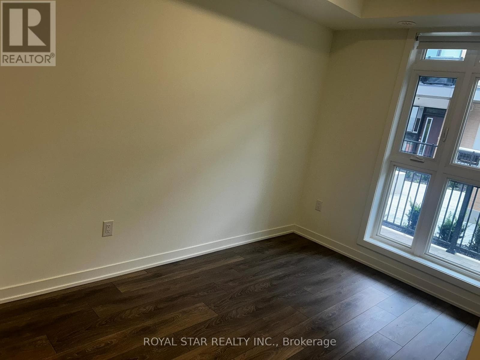 Q101 - 155 CANON JACKSON DRIVE, Toronto — photo 4
