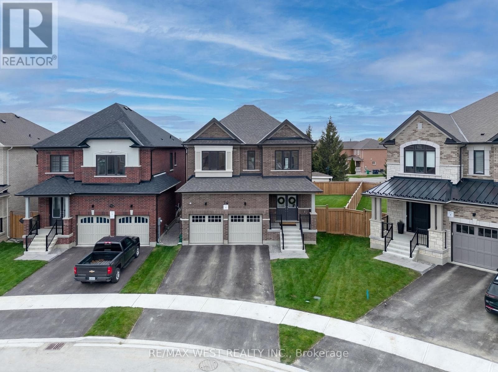 24 HANTON CRESCENT, Toronto — photo 3