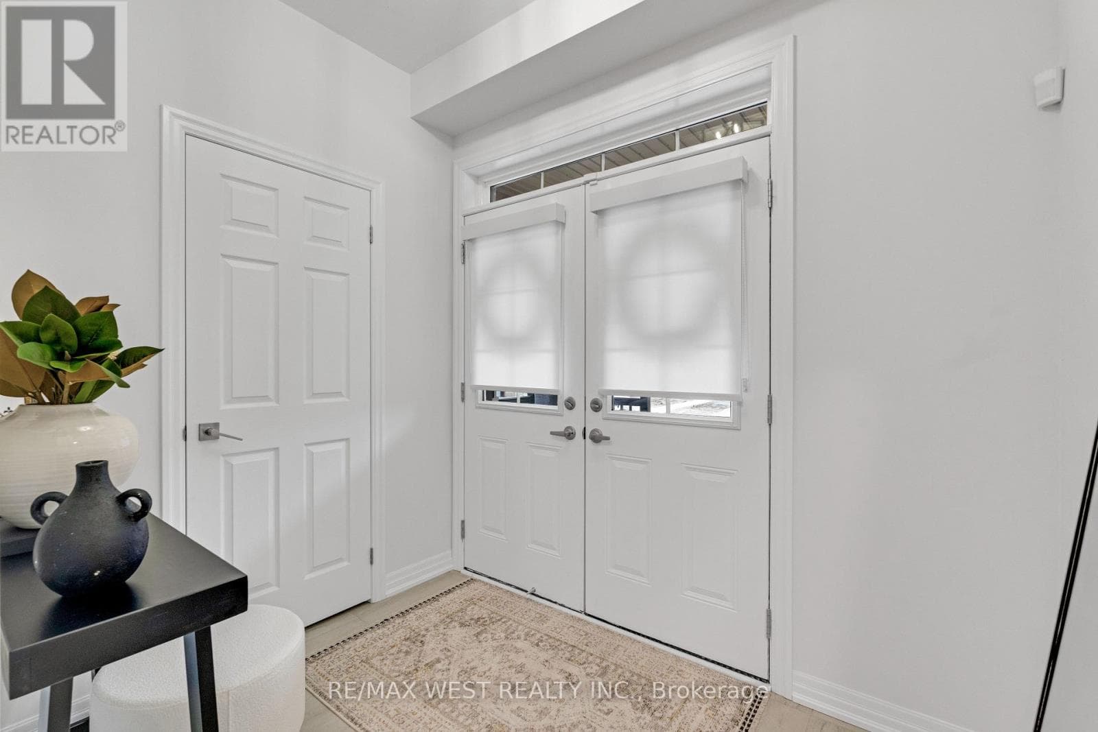 24 HANTON CRESCENT, Toronto — photo 5