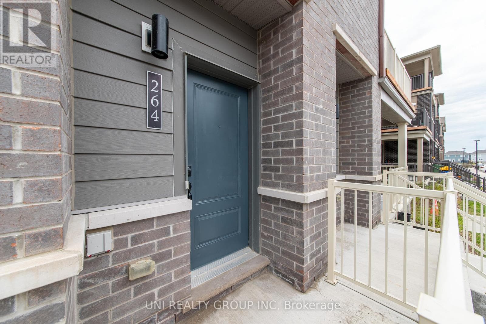 264 ANYOLITE PRIVATE, Ottawa — photo 4
