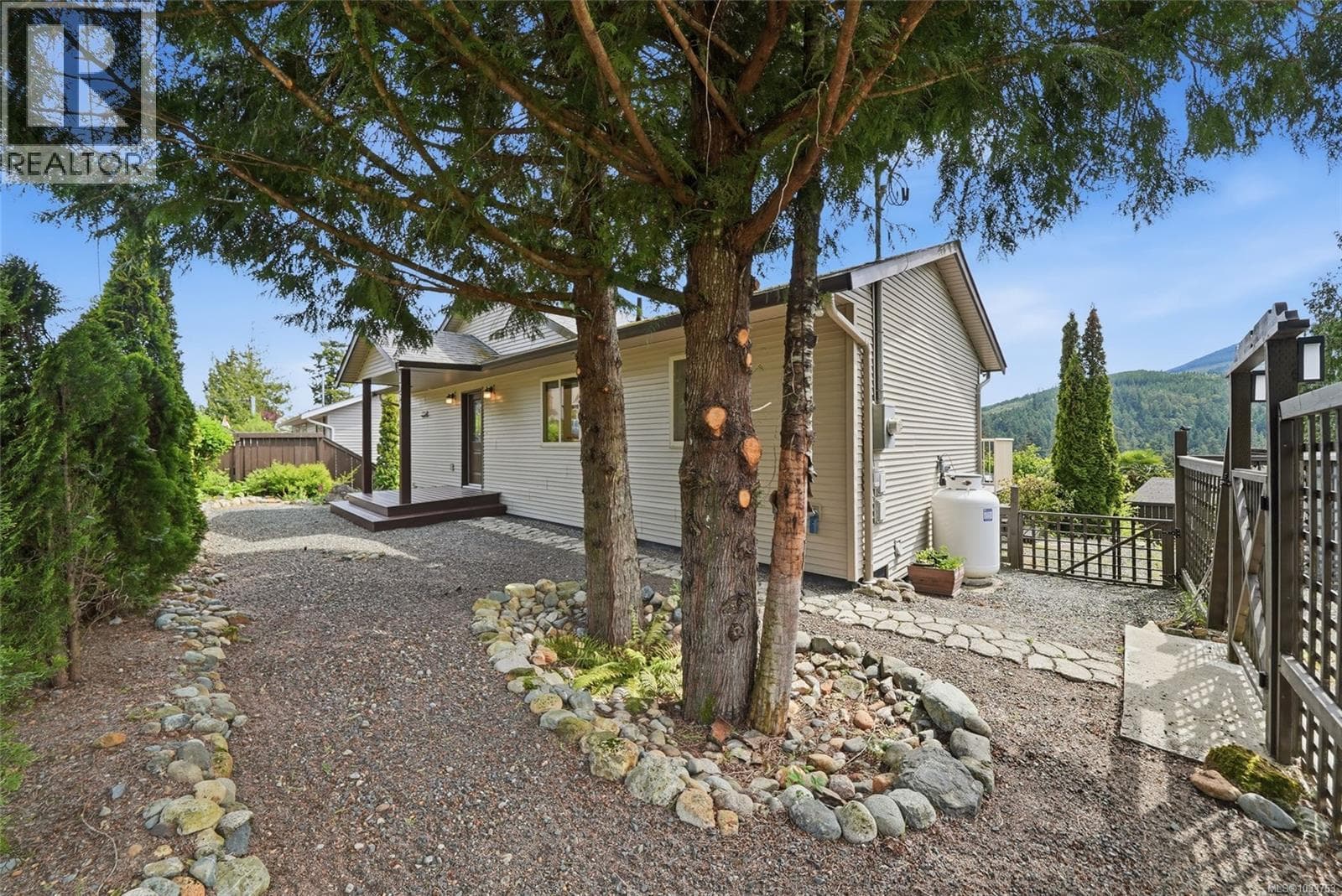 1758 Martini Way, Vancouver Island — photo 2