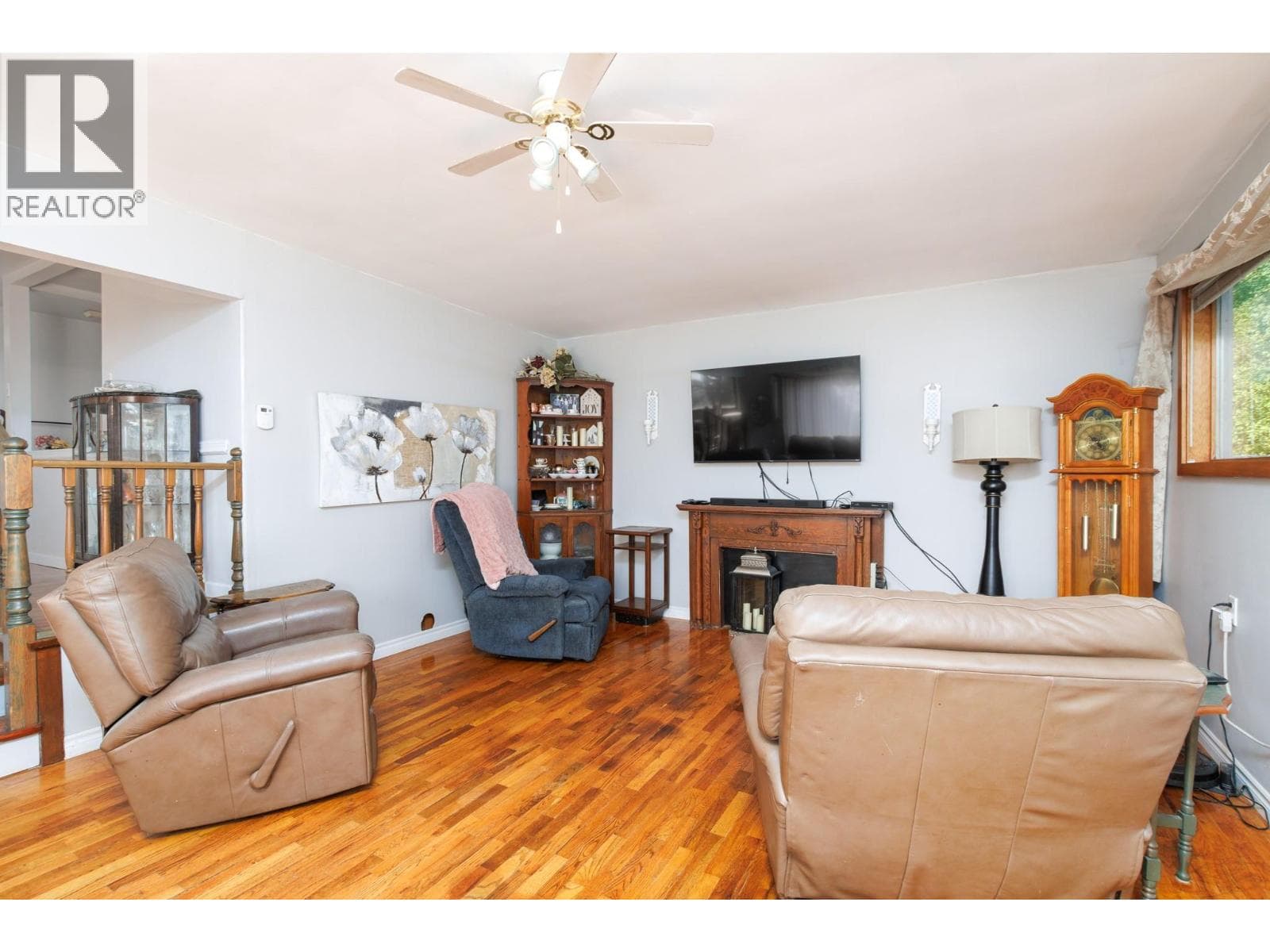 3591 65 Avenue NW, Interior REALTORS® — photo 5