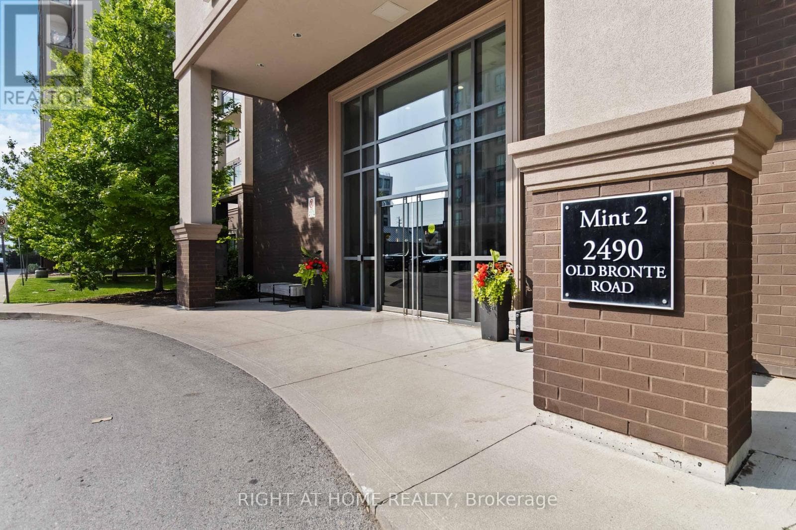2490 OLD BRONTE ROAD UNIT 301, Toronto — photo 2