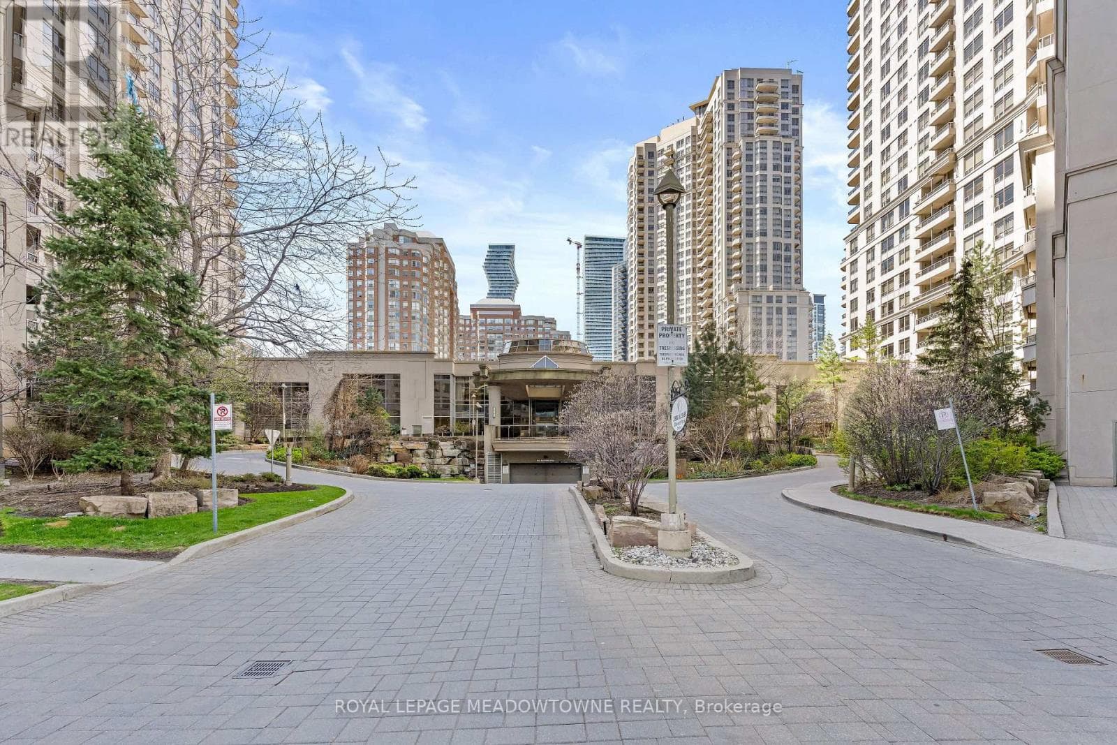 1030 - 3888 DUKE OF YORK BOULEVARD, Toronto — photo 2