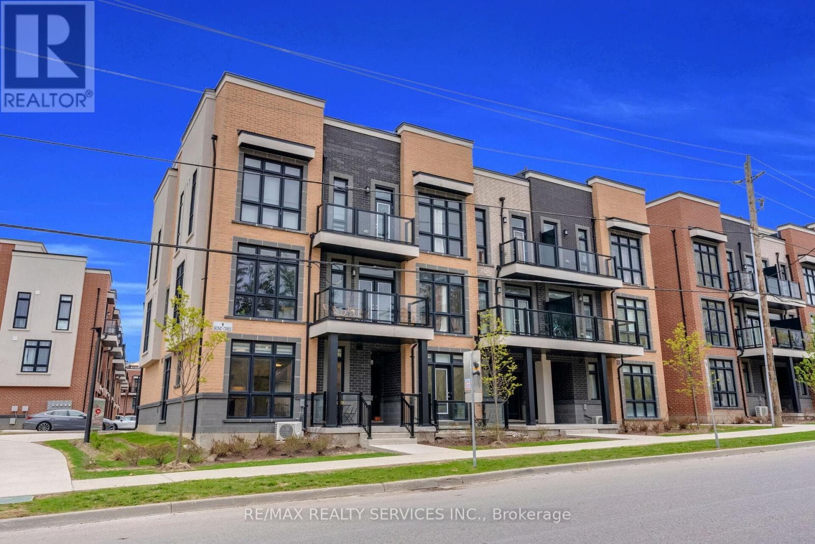 5 - 1 BOND CRESCENT, Toronto — photo 2
