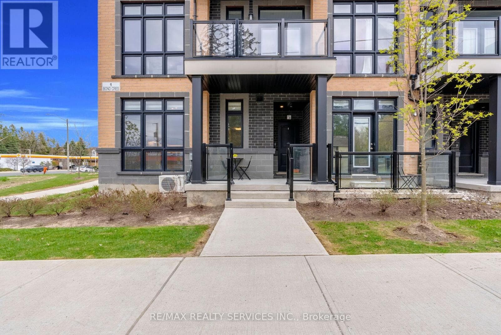 5 - 1 BOND CRESCENT, Toronto — photo 4