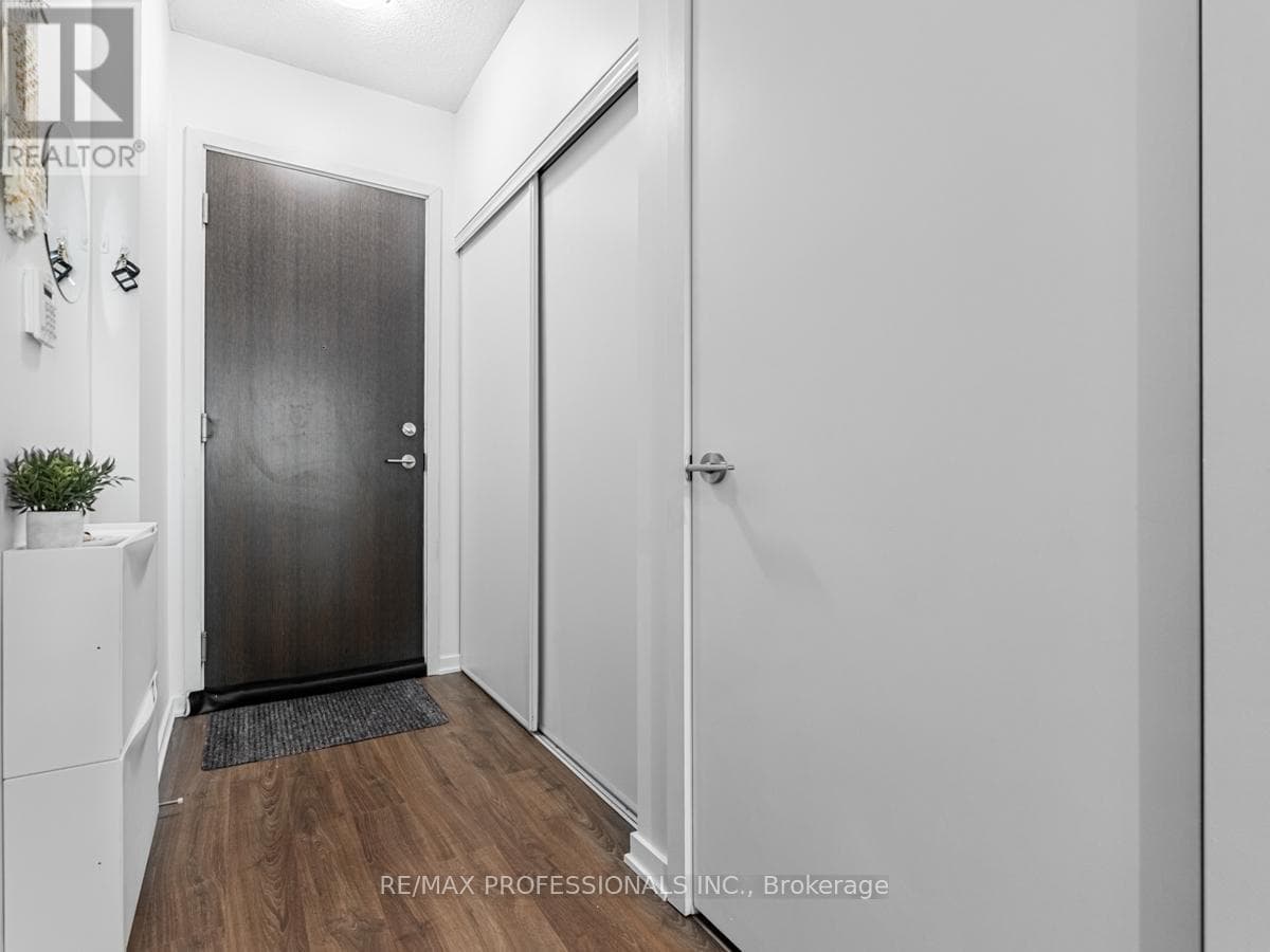 2113 - 105 THE QUEENSWAY, Toronto — photo 2