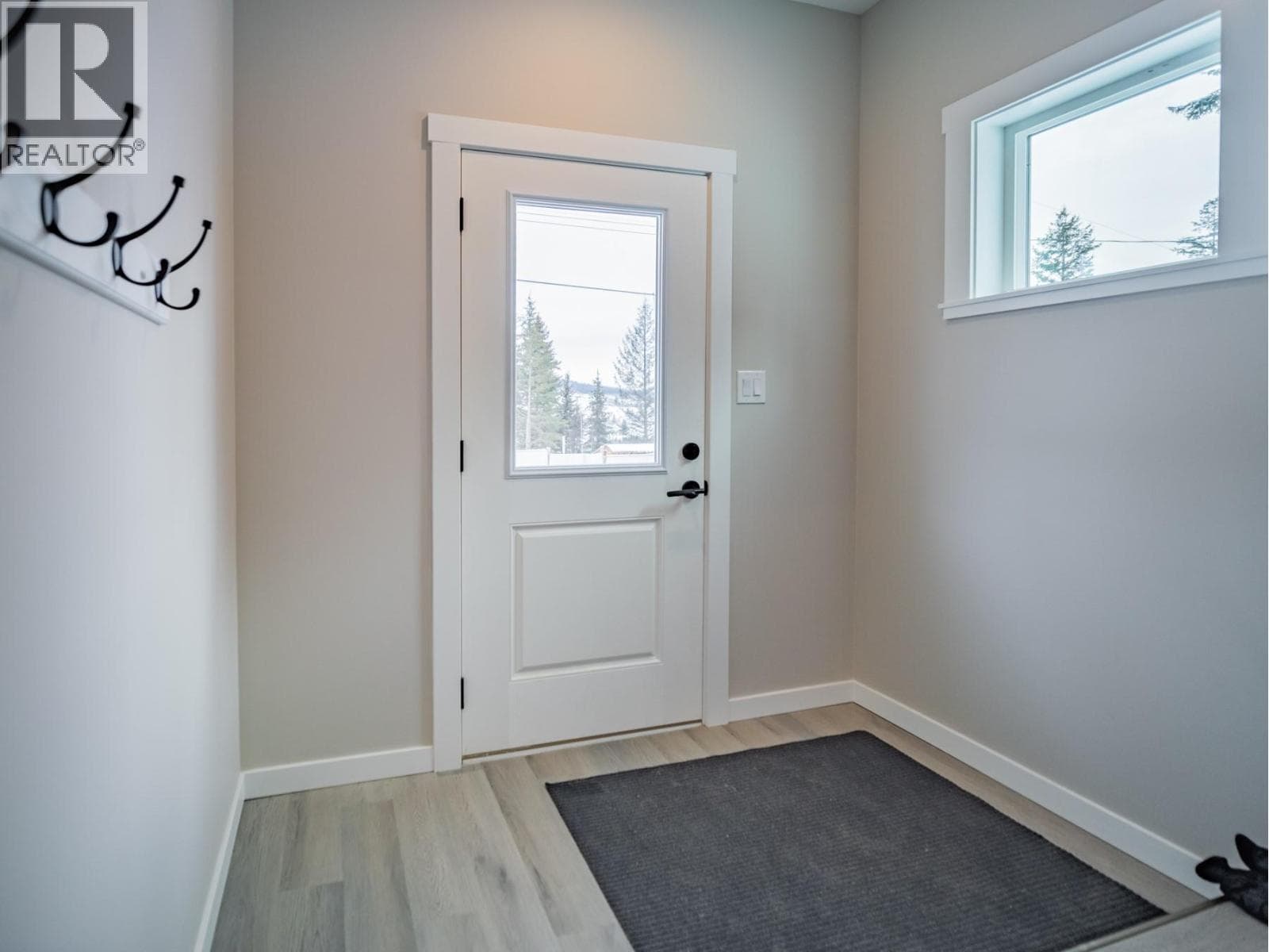 2255 McTavish Road Unit# B Lot# SL1, Interior REALTORS® — photo 3