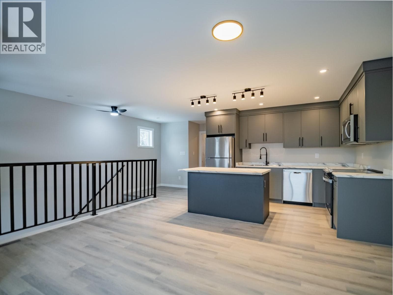 2255 McTavish Road Unit# B Lot# SL1, Interior REALTORS® — photo 5