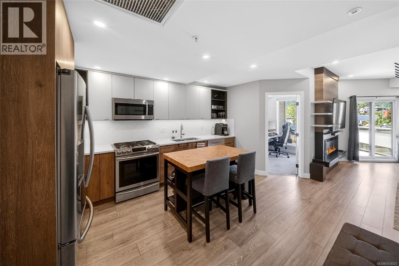 405 950 Whirlaway Cres, Victoria — photo 5