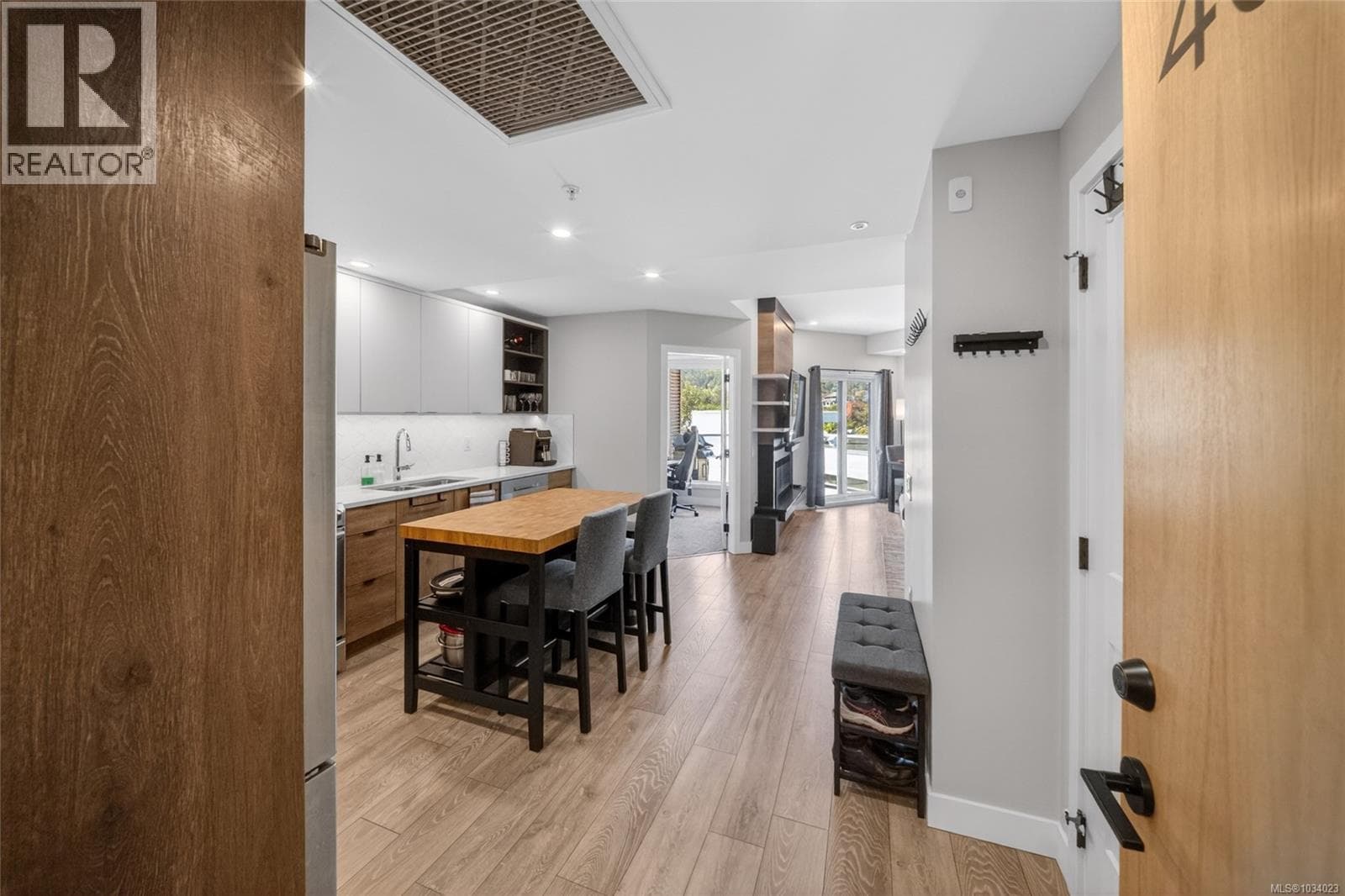 405 950 Whirlaway Cres, Victoria — photo 2