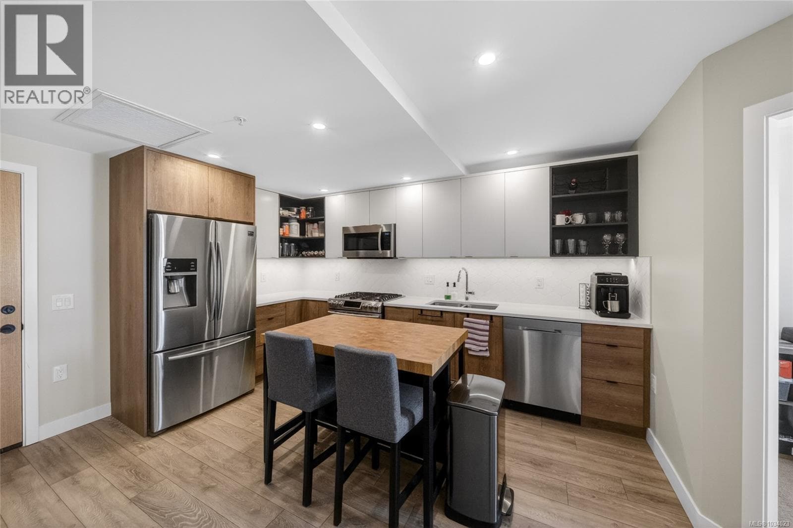 405 950 Whirlaway Cres, Victoria — photo 3