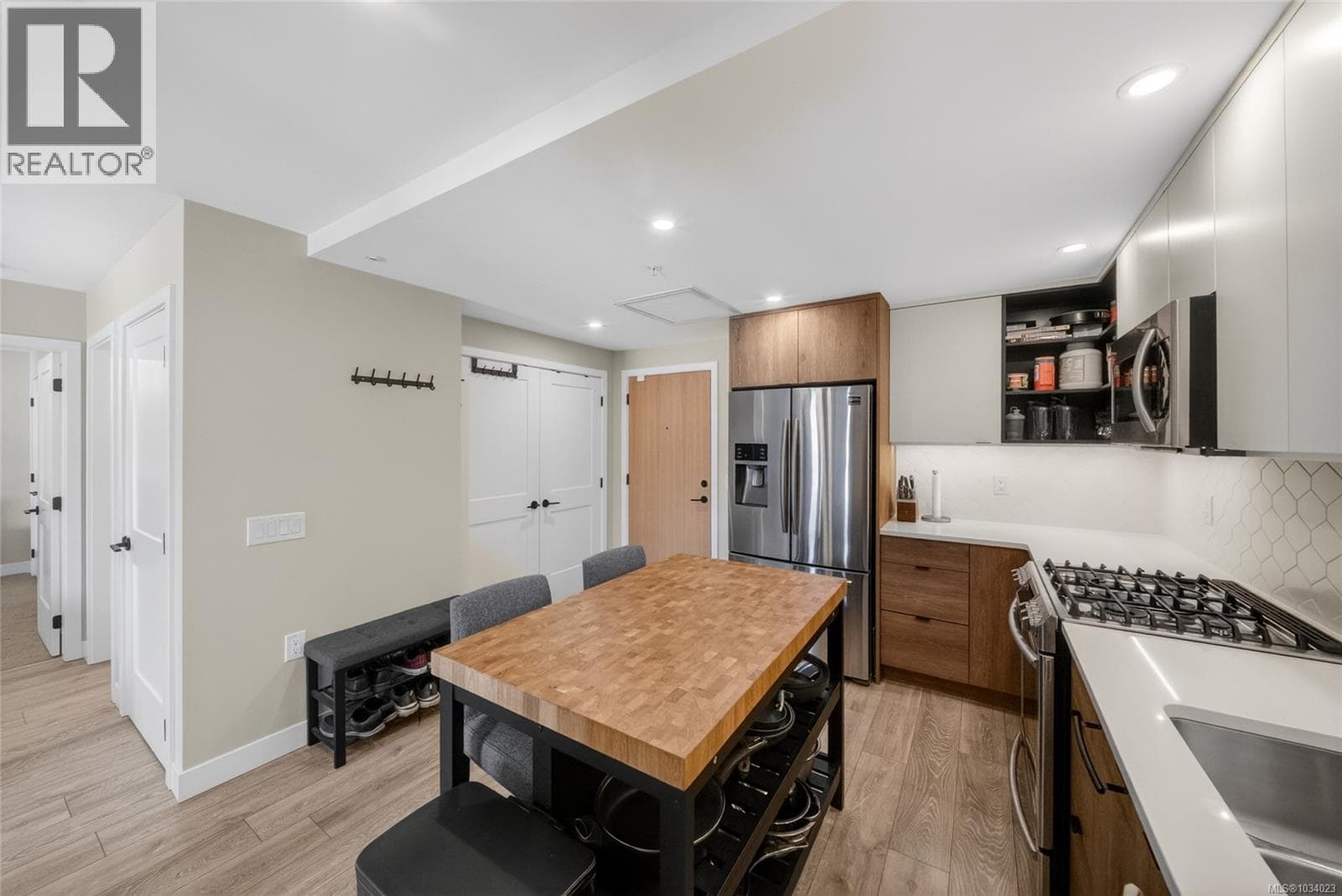 405 950 Whirlaway Cres, Victoria — photo 4
