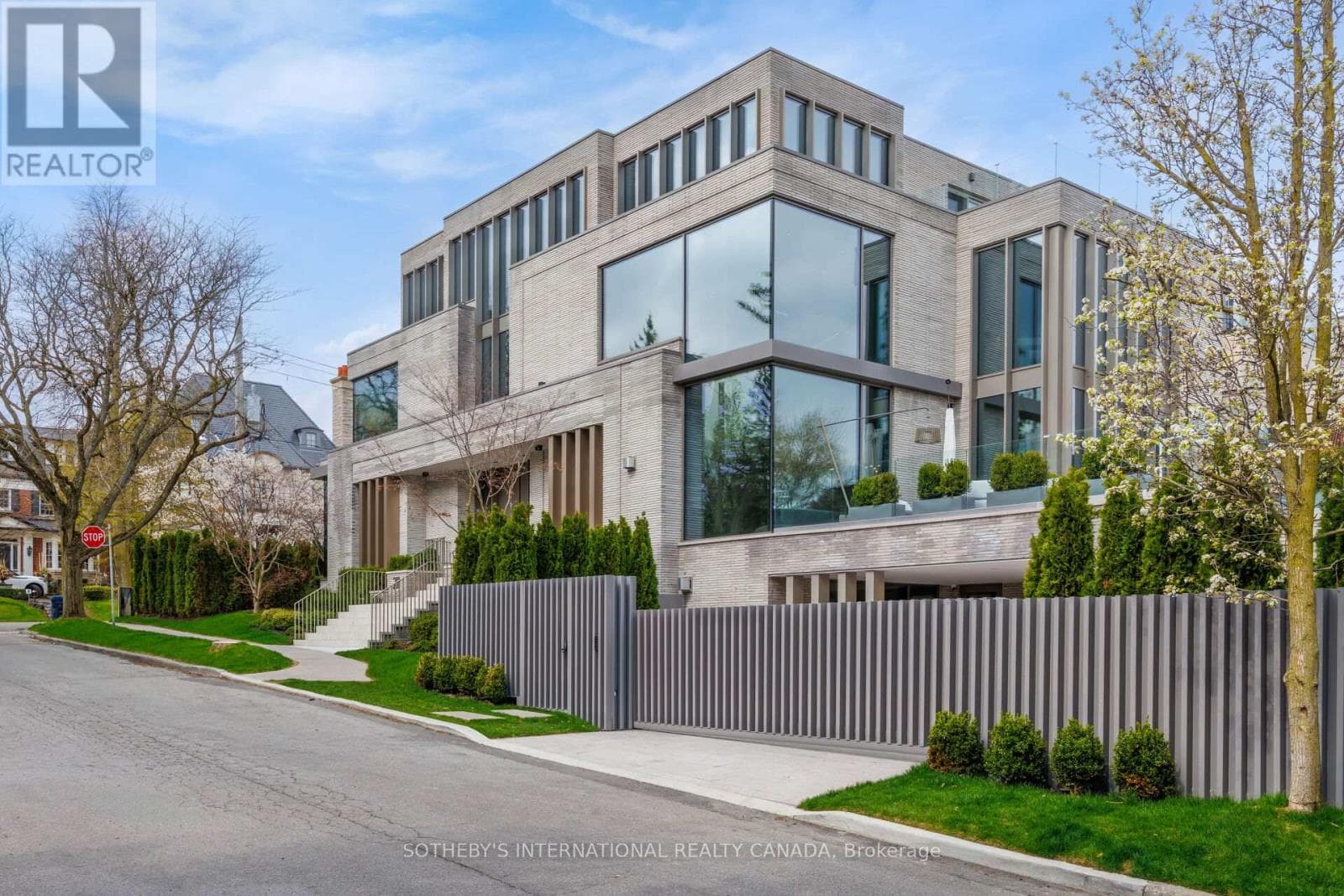 211 DUNVEGAN ROAD, Toronto — photo 2