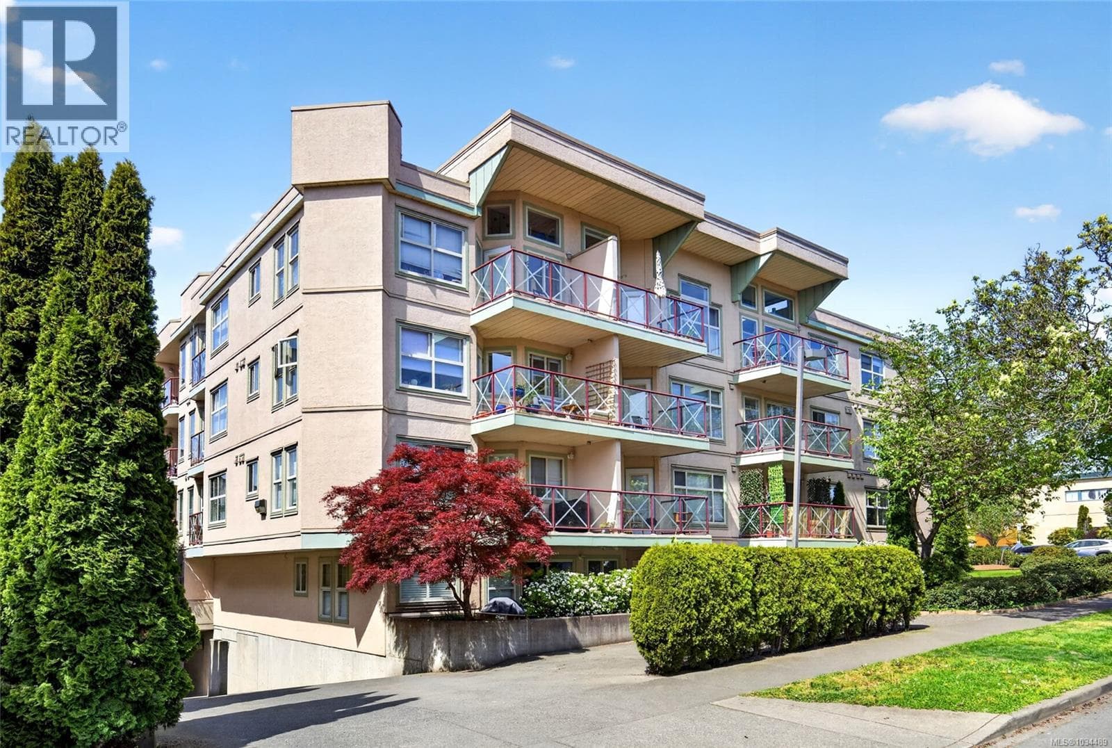 108 2560 Wark St in Hillside/Quadra