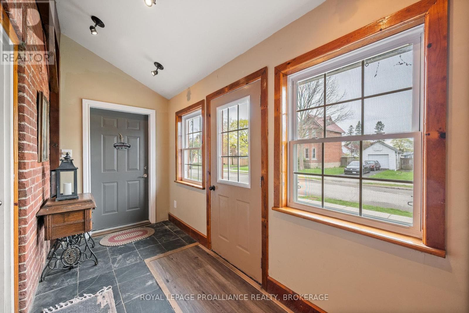 277 BROCK STREET, Kingston — photo 4