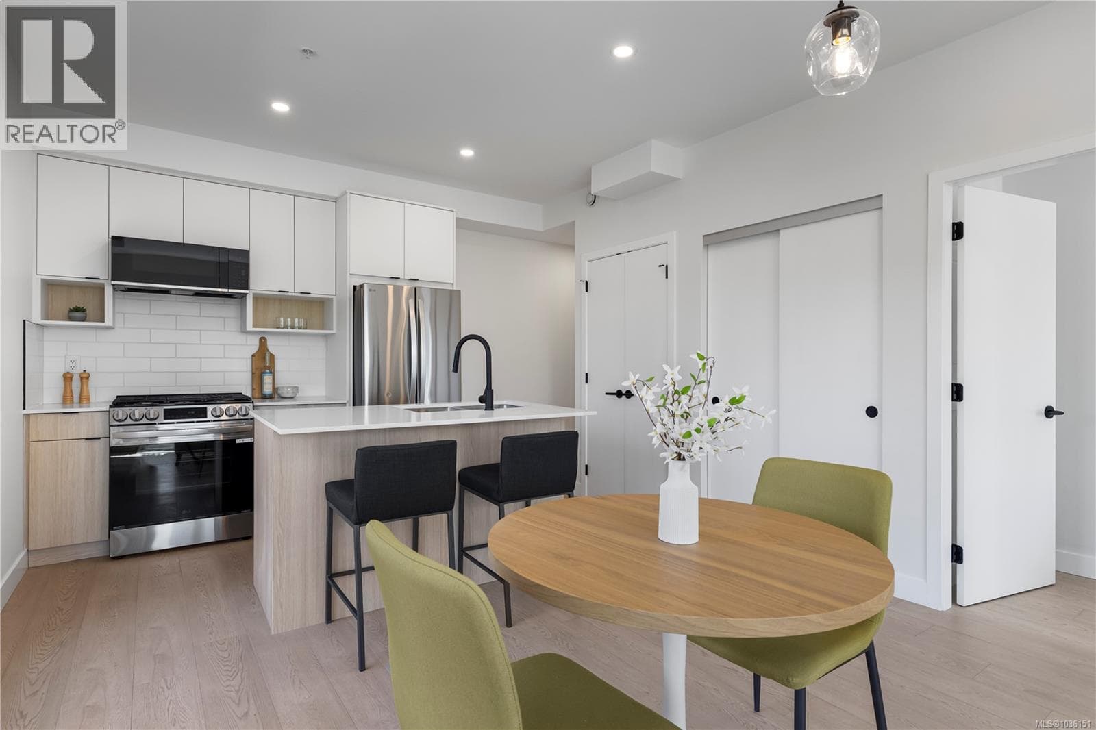 421 2629 Millstream Rd, Victoria — photo 3
