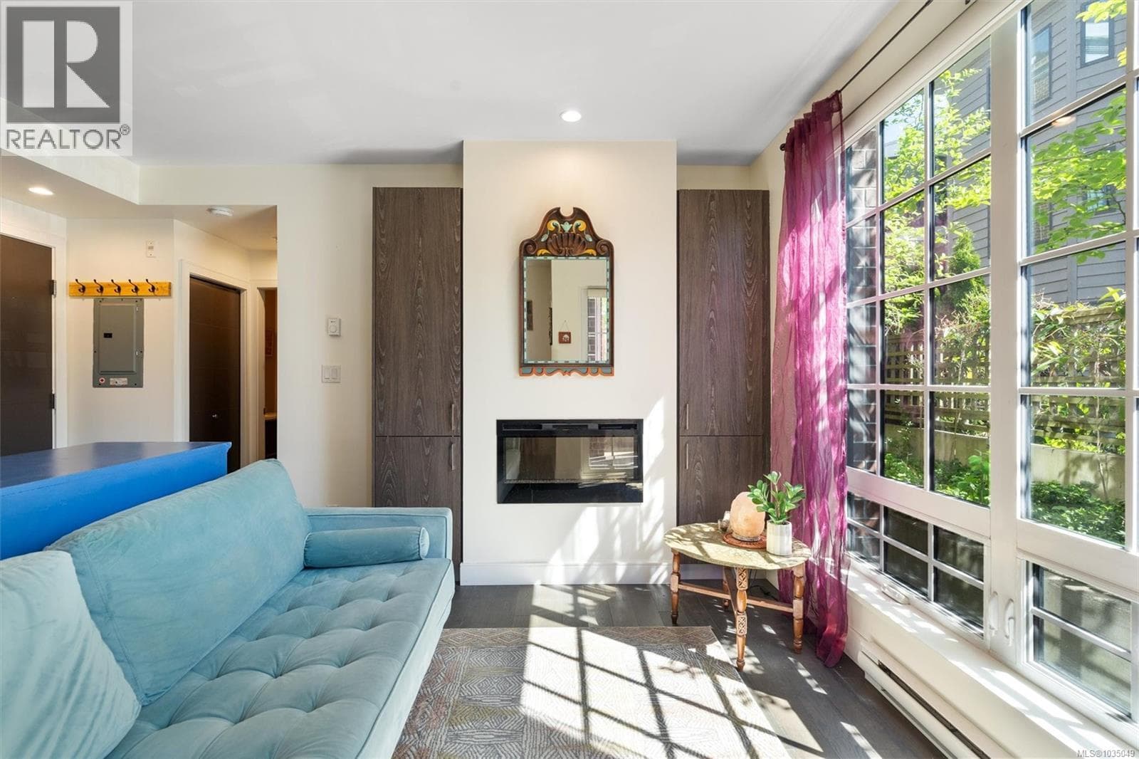 105 1011 Burdett Ave, Victoria — photo 2
