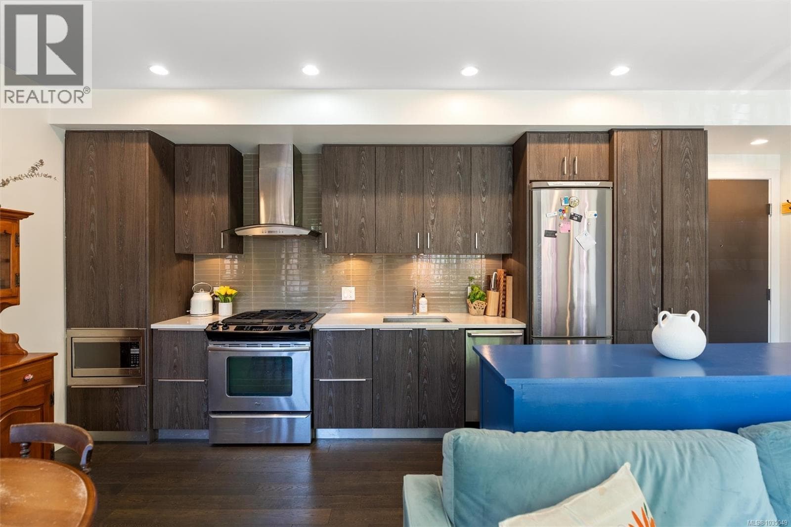 105 1011 Burdett Ave, Victoria — photo 4