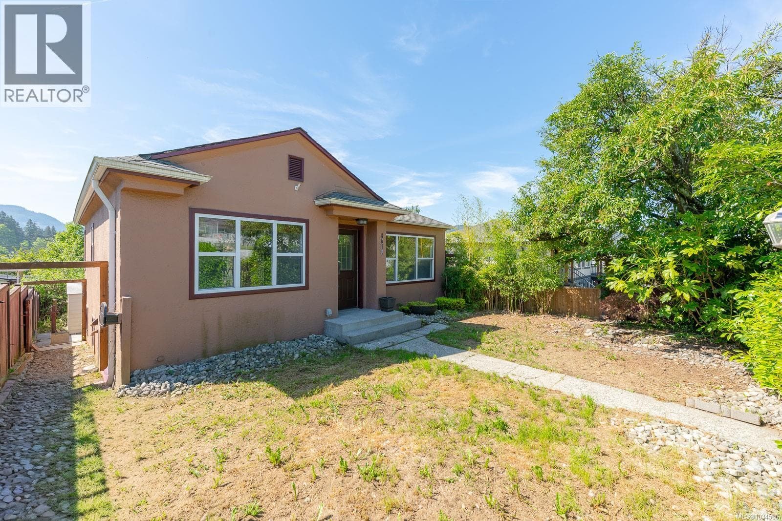 4836 Redford St, Vancouver Island — photo 3