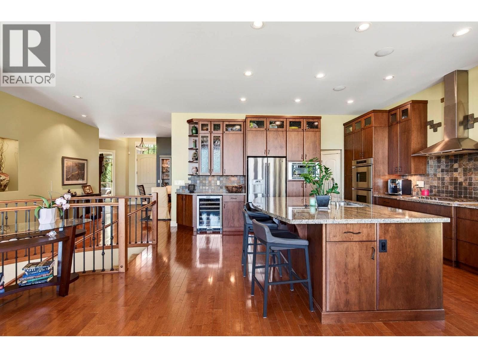 424 AZURE PLAZA, Interior REALTORS® — photo 5