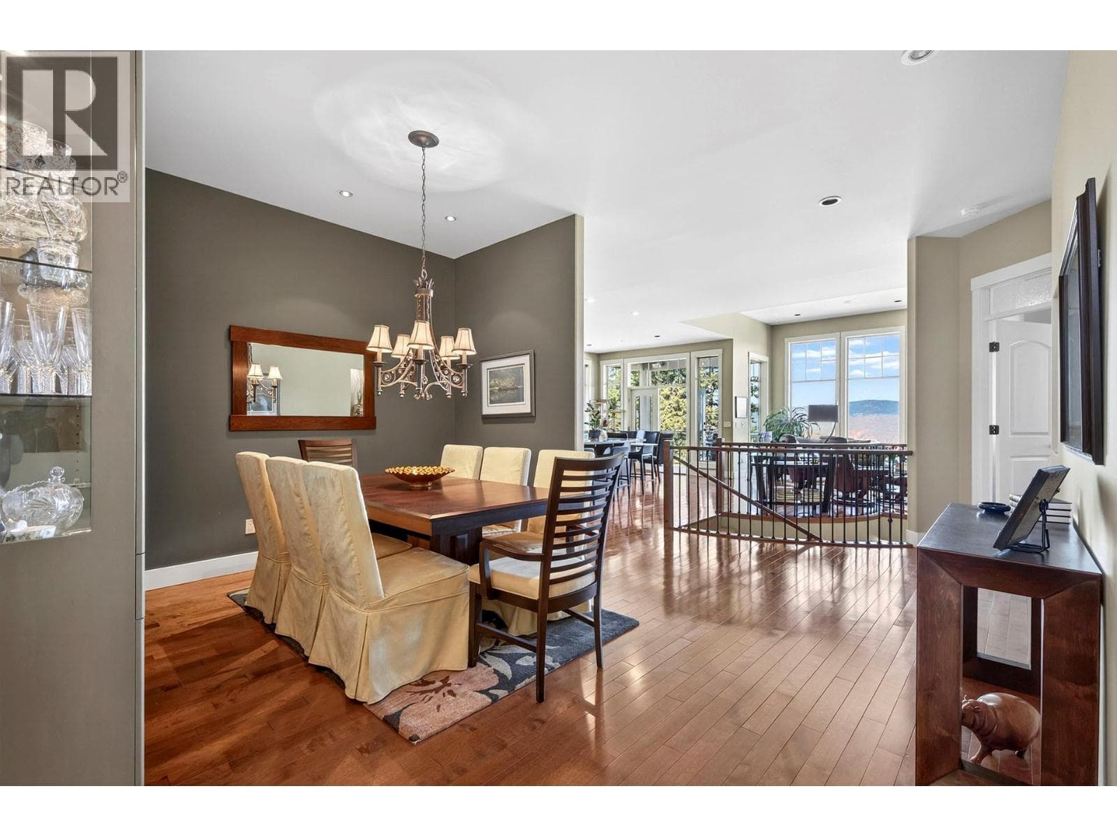 424 AZURE PLAZA, Interior REALTORS® — photo 3
