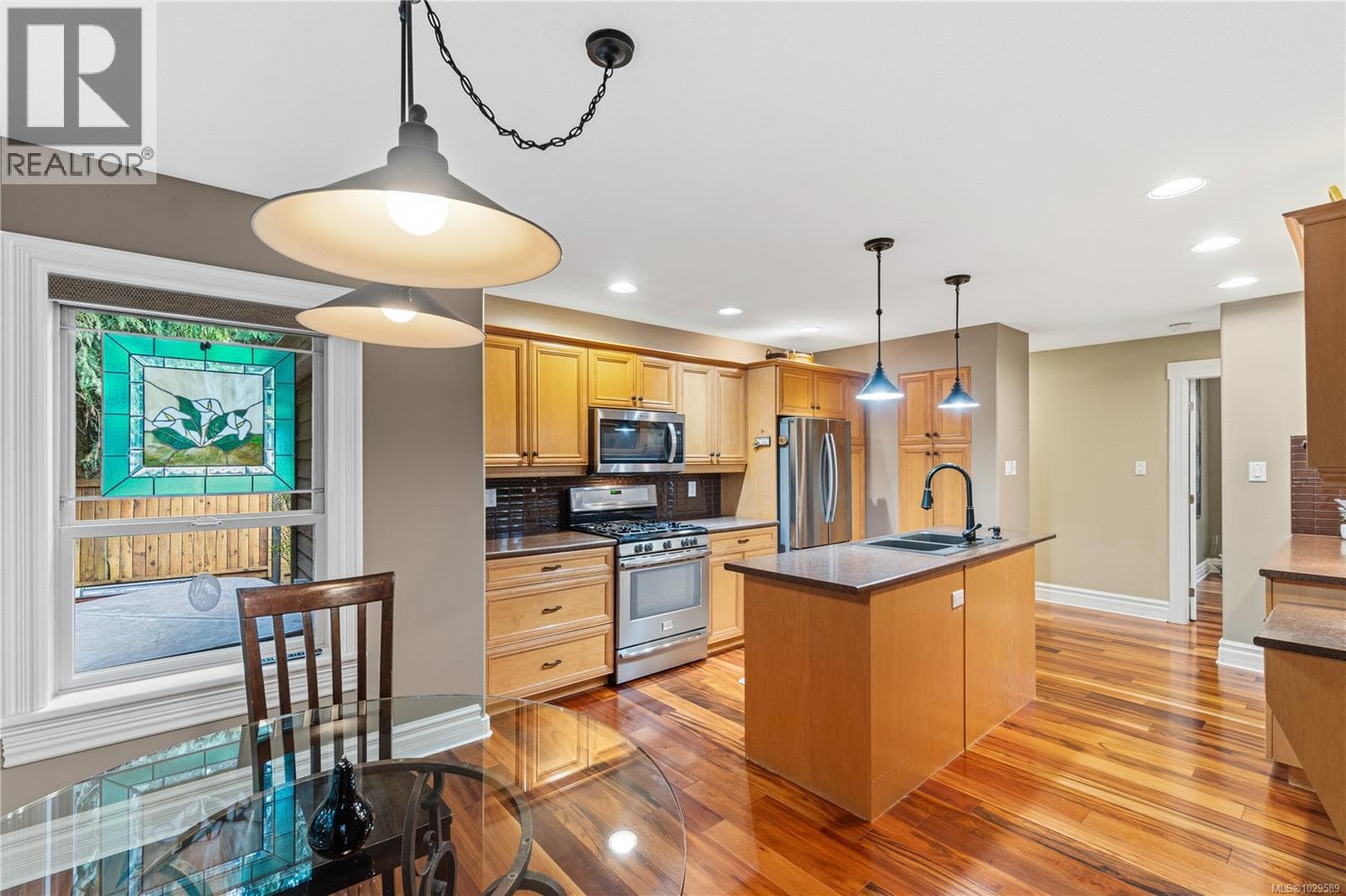 564 Hazelwood Pl, Vancouver Island — photo 3